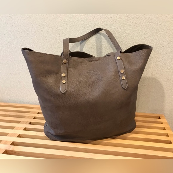 A large leather-like tote - Picture 2 of 8
